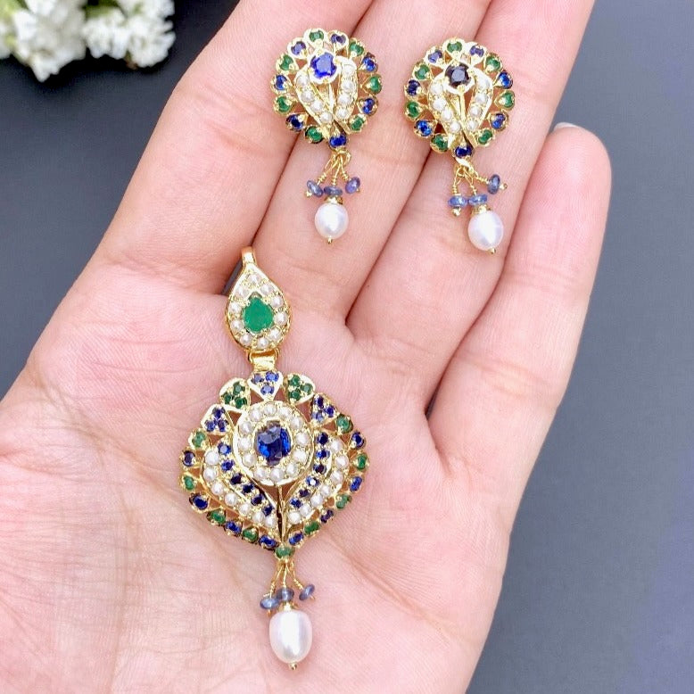 small blue sapphire emerald pendant set