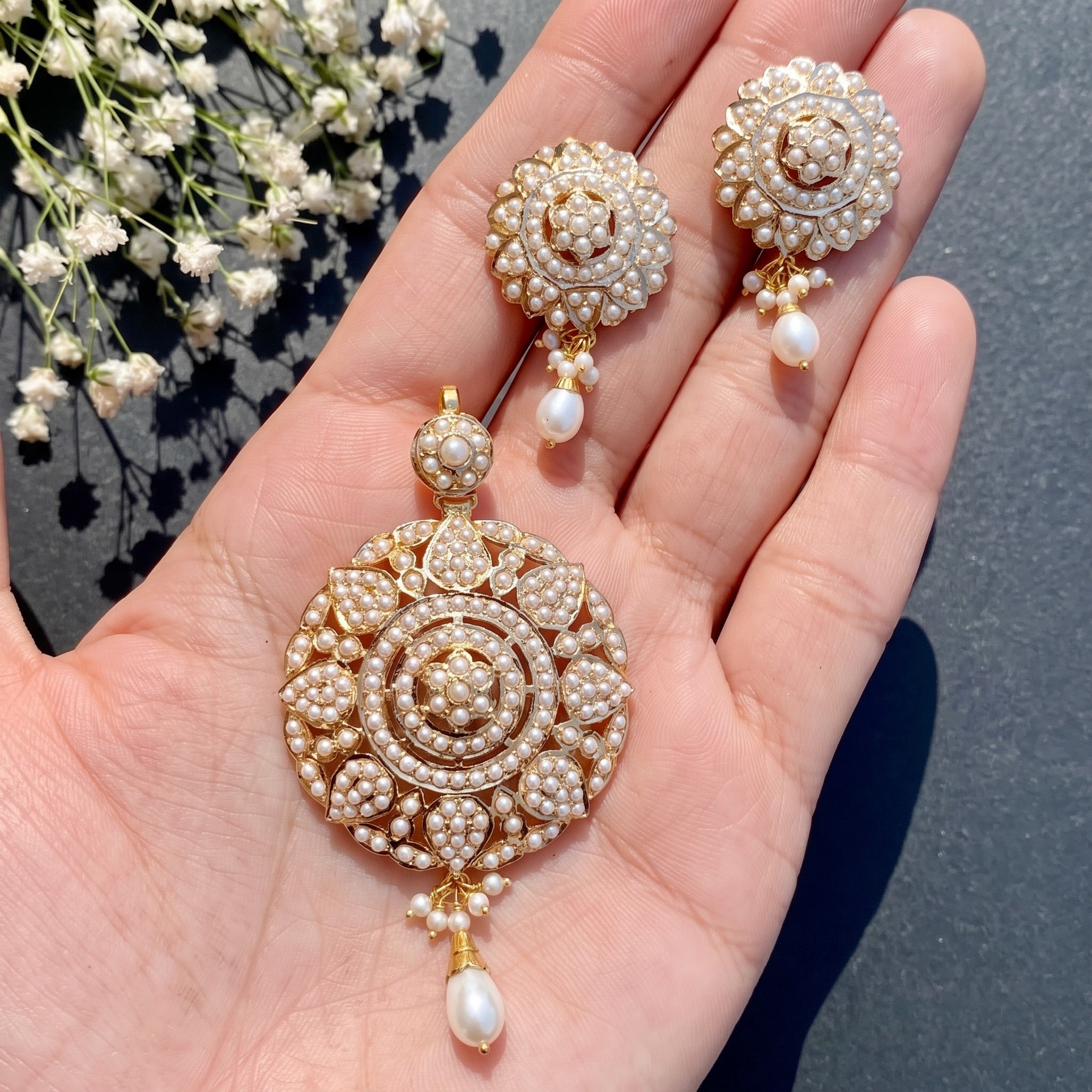 indian gold pendant set set with pearls
