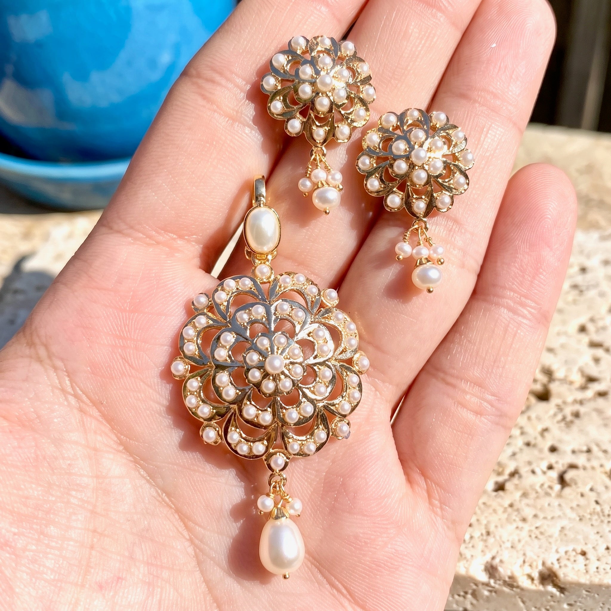 cute indian gold pendant set in pearls