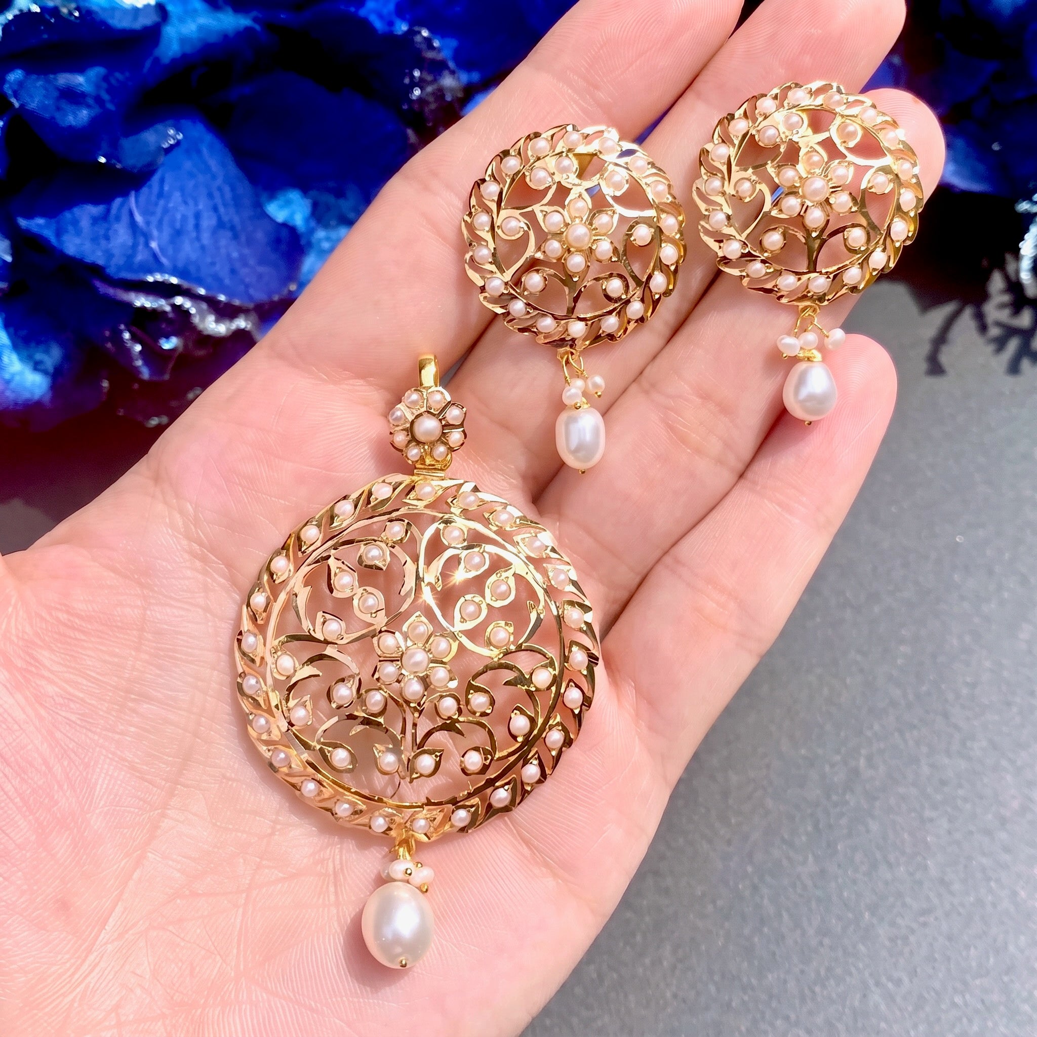 gold pendant set studded with freshwater pearls in bangalore