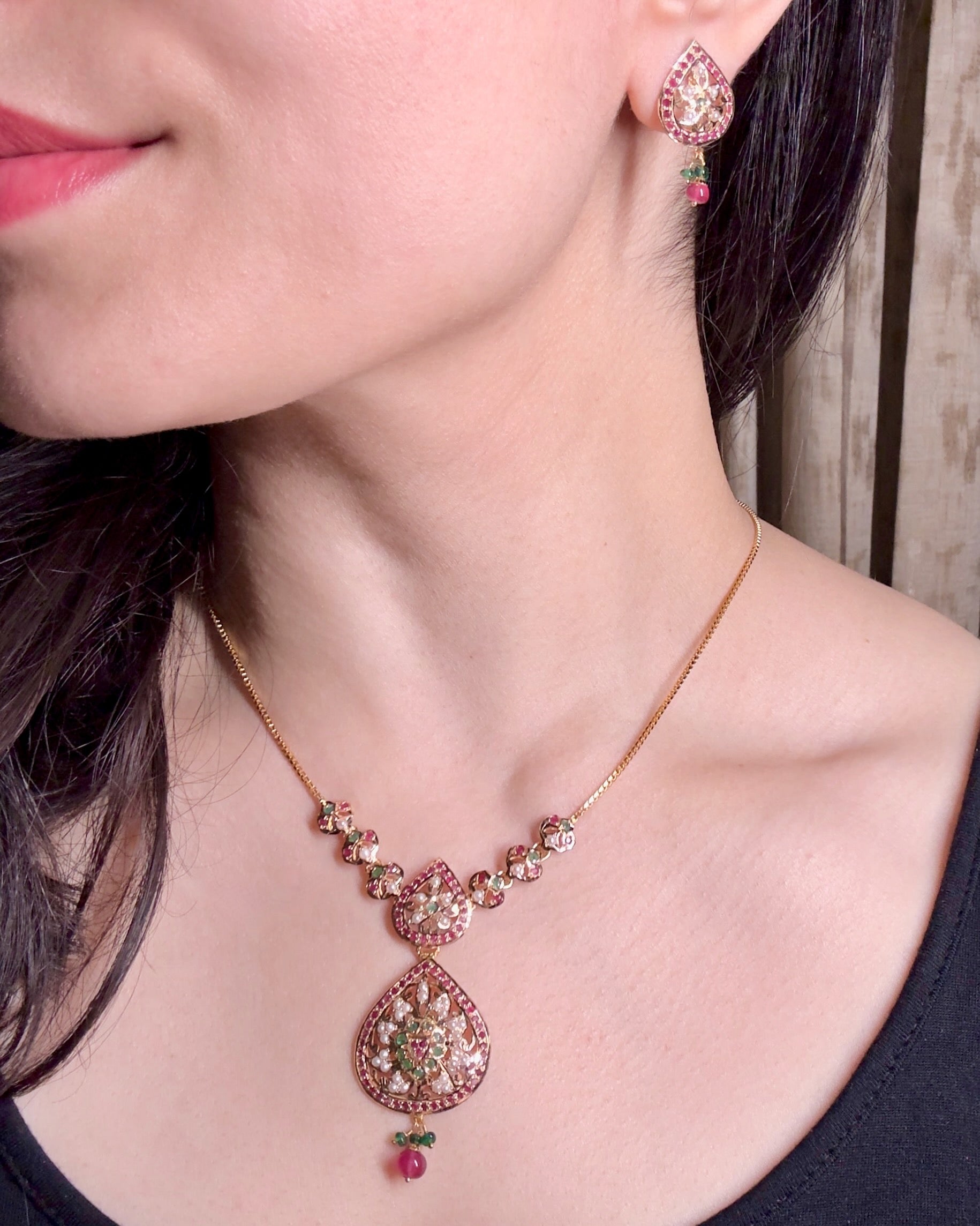 sleek jadau set gold