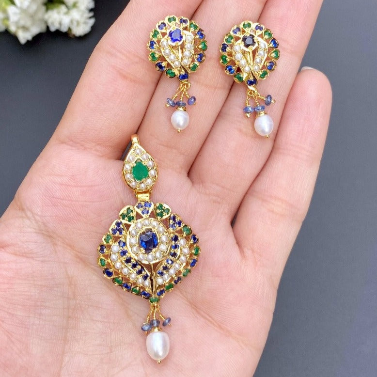 small blue sapphire emerald pendant set