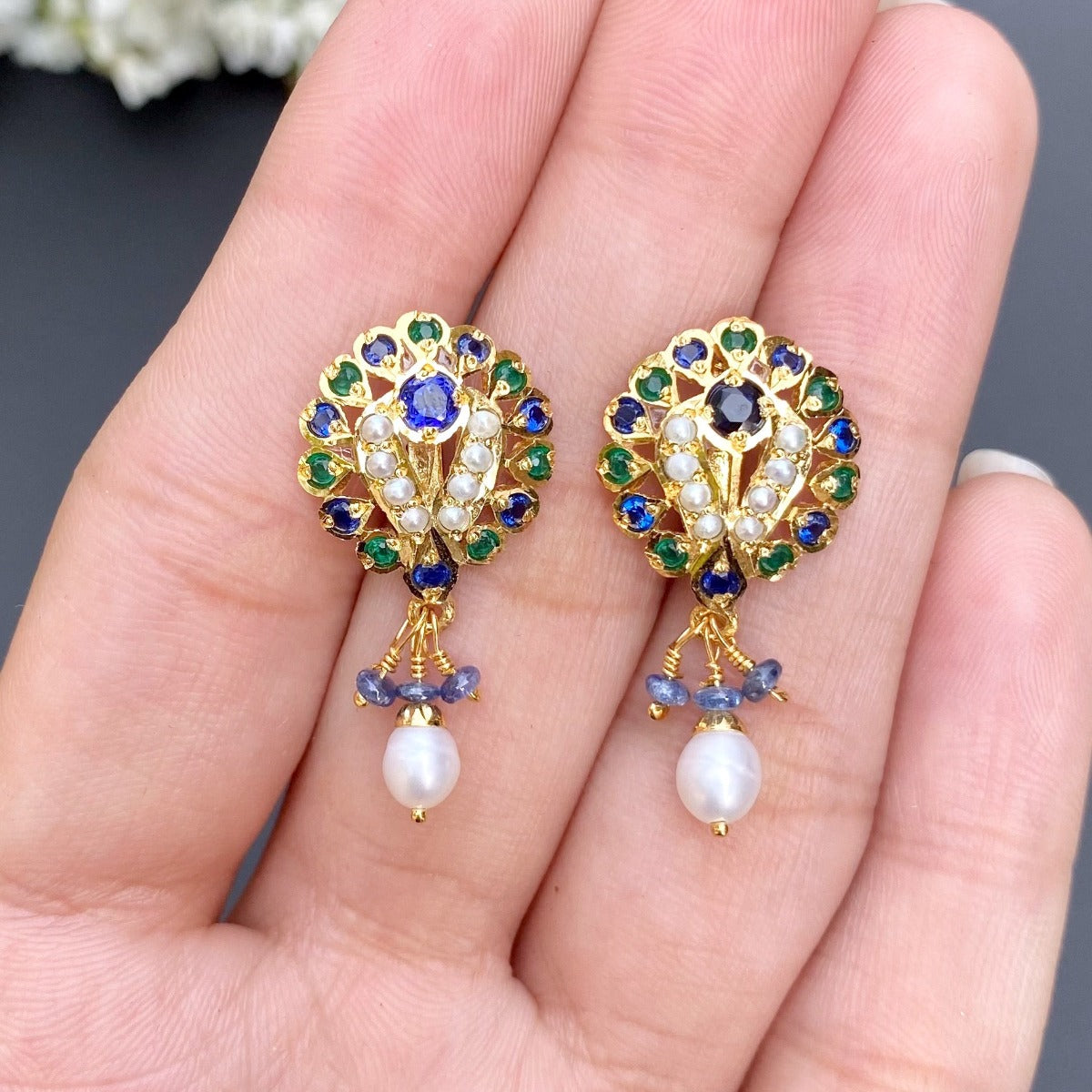 small blue sapphire emerald pendant set