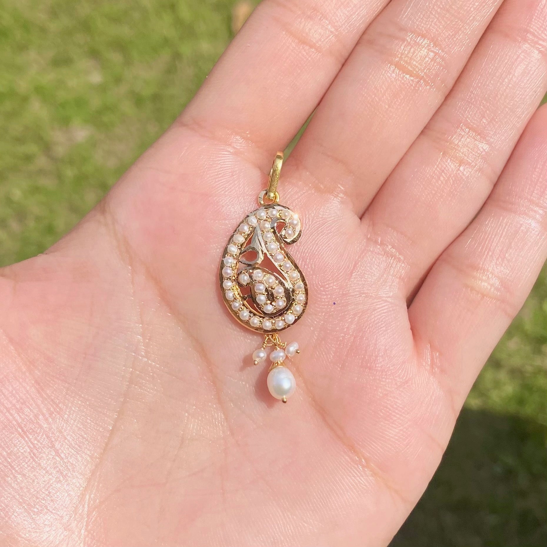 paisley shaped pearl pendant made in 22ct gold gp 015