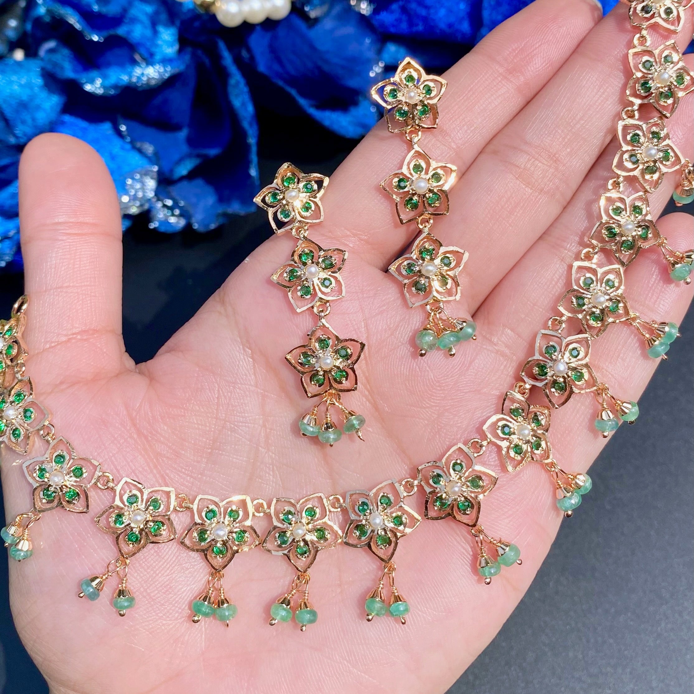 sleek indian emerald necklace