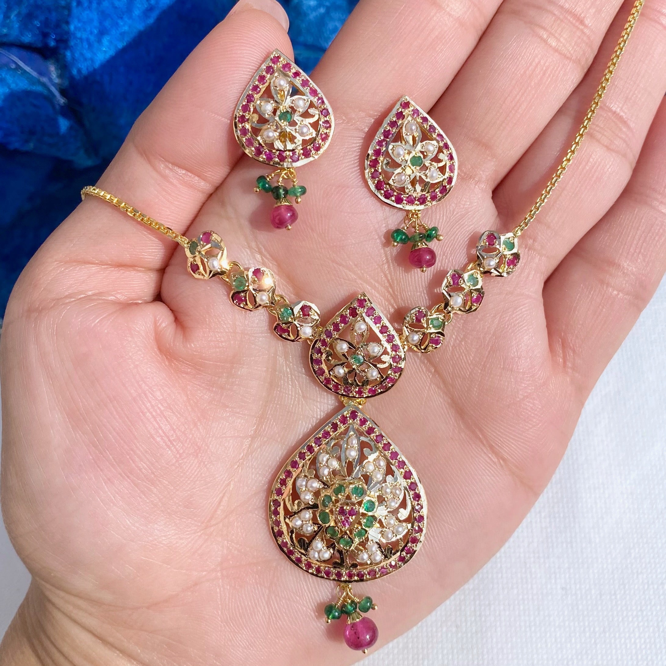 sleek jadau set gold