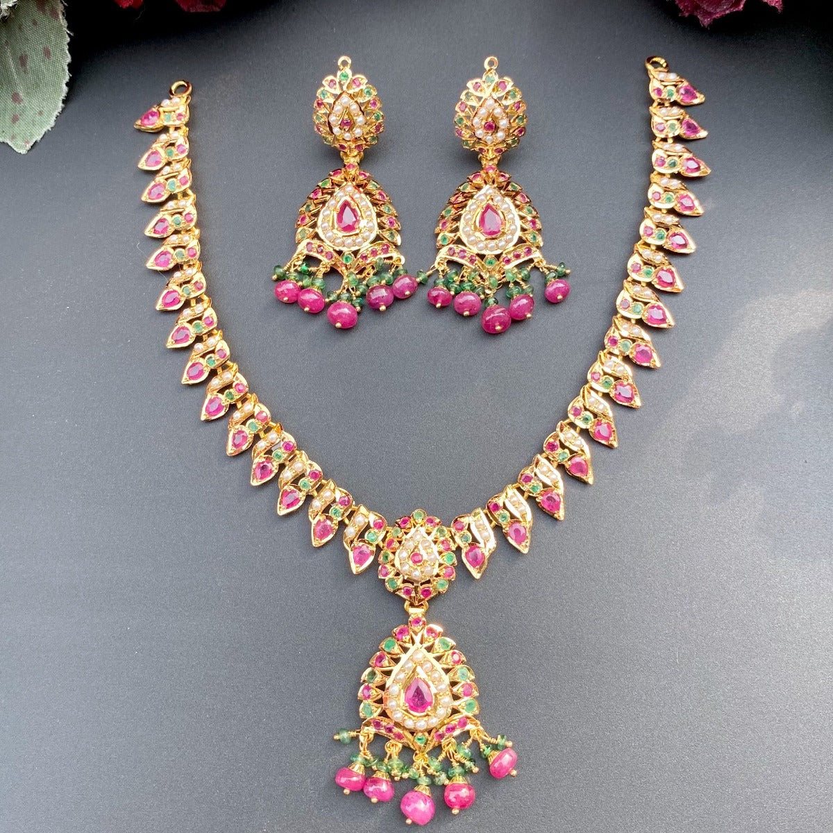 delicate necklace set in 22ct gold