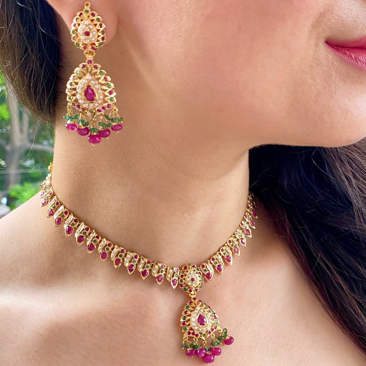 delicate necklace set in 22ct gold