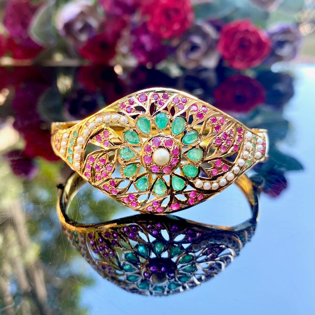 22 carat gold bracelet design with emeralds