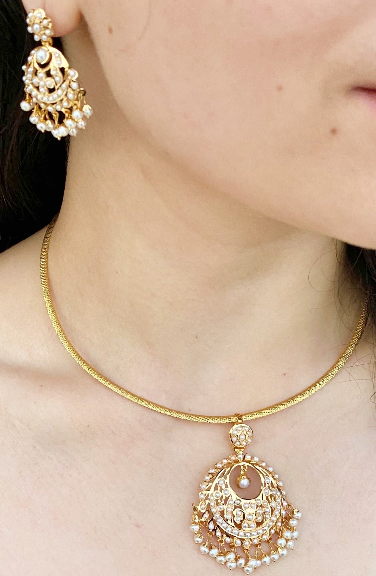 chandbali shaped gold lightweight pendant set