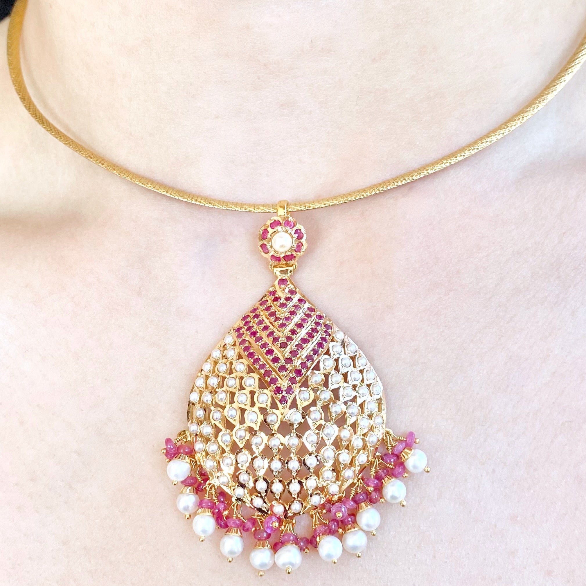 jadau pendant set on 22k gold with rubies and pearls