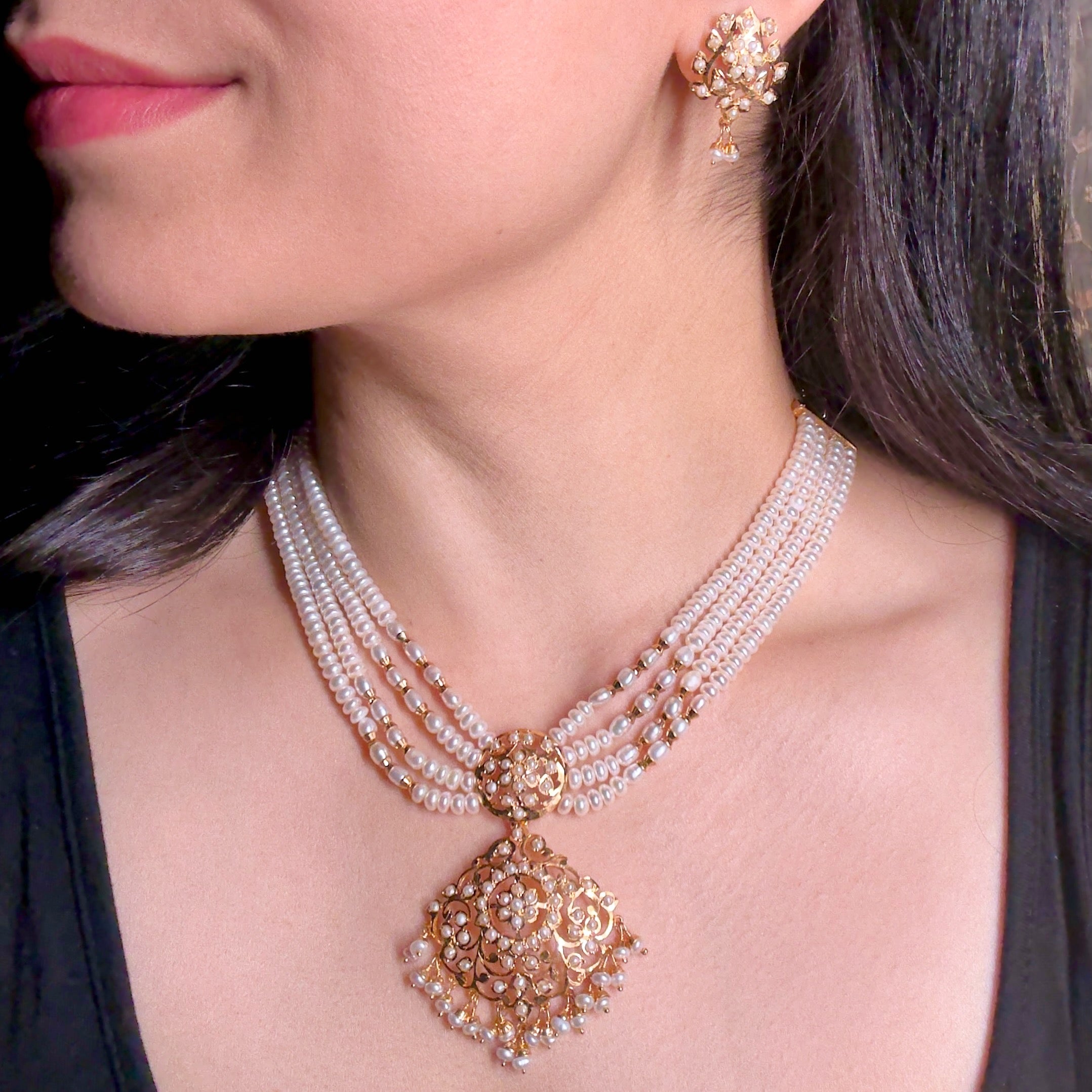 pearl choker set to gift her