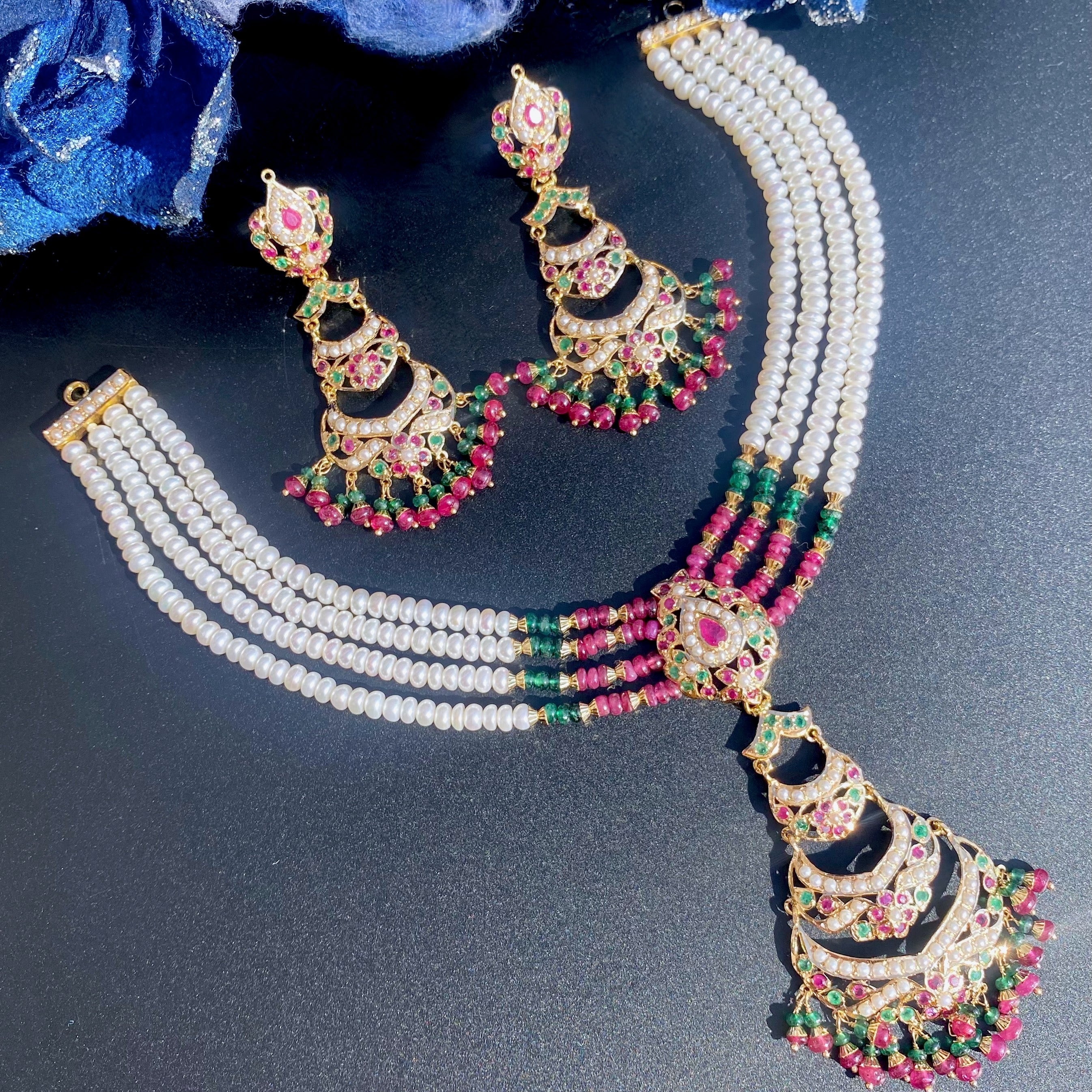 jadau choker set on gold