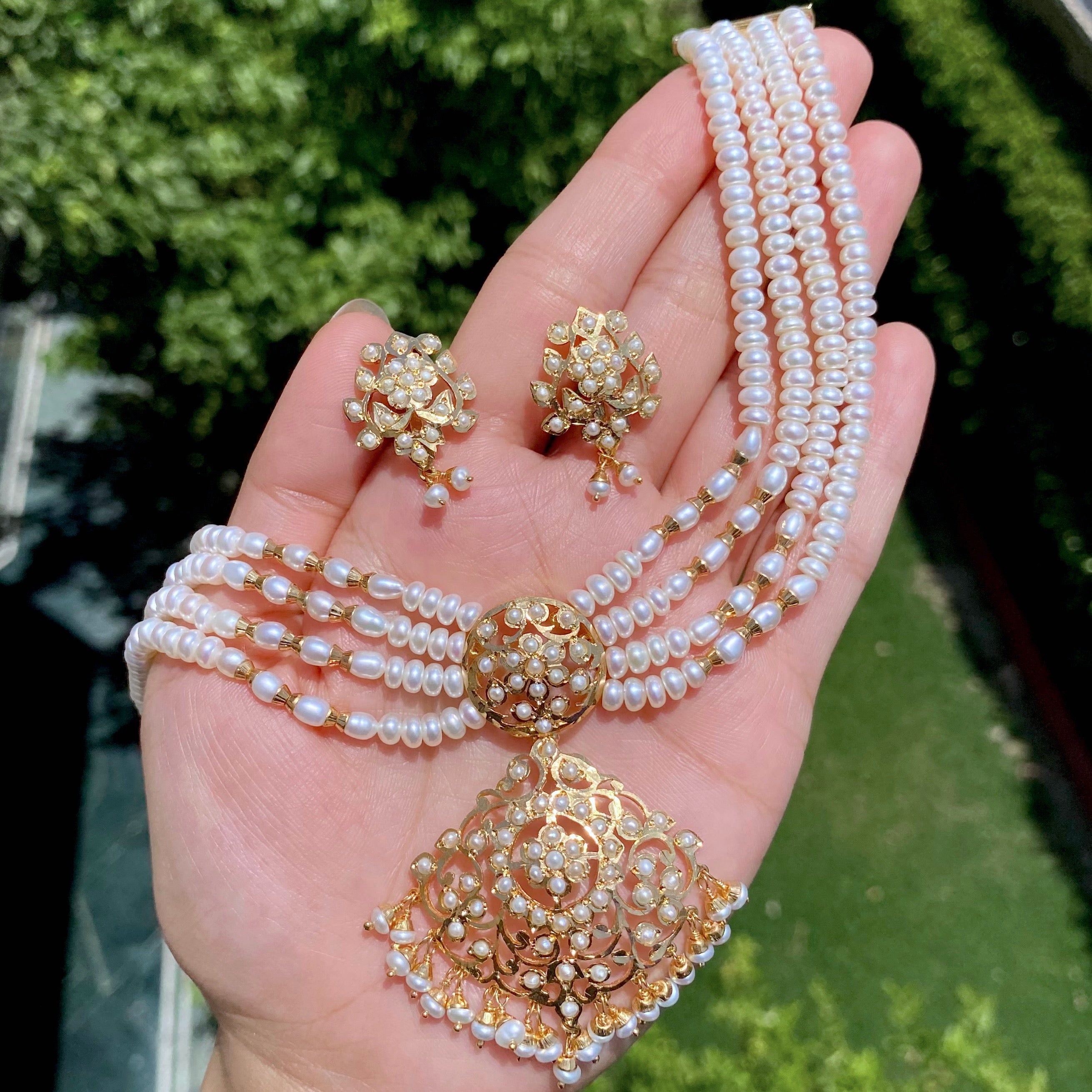 pearl choker set to gift her