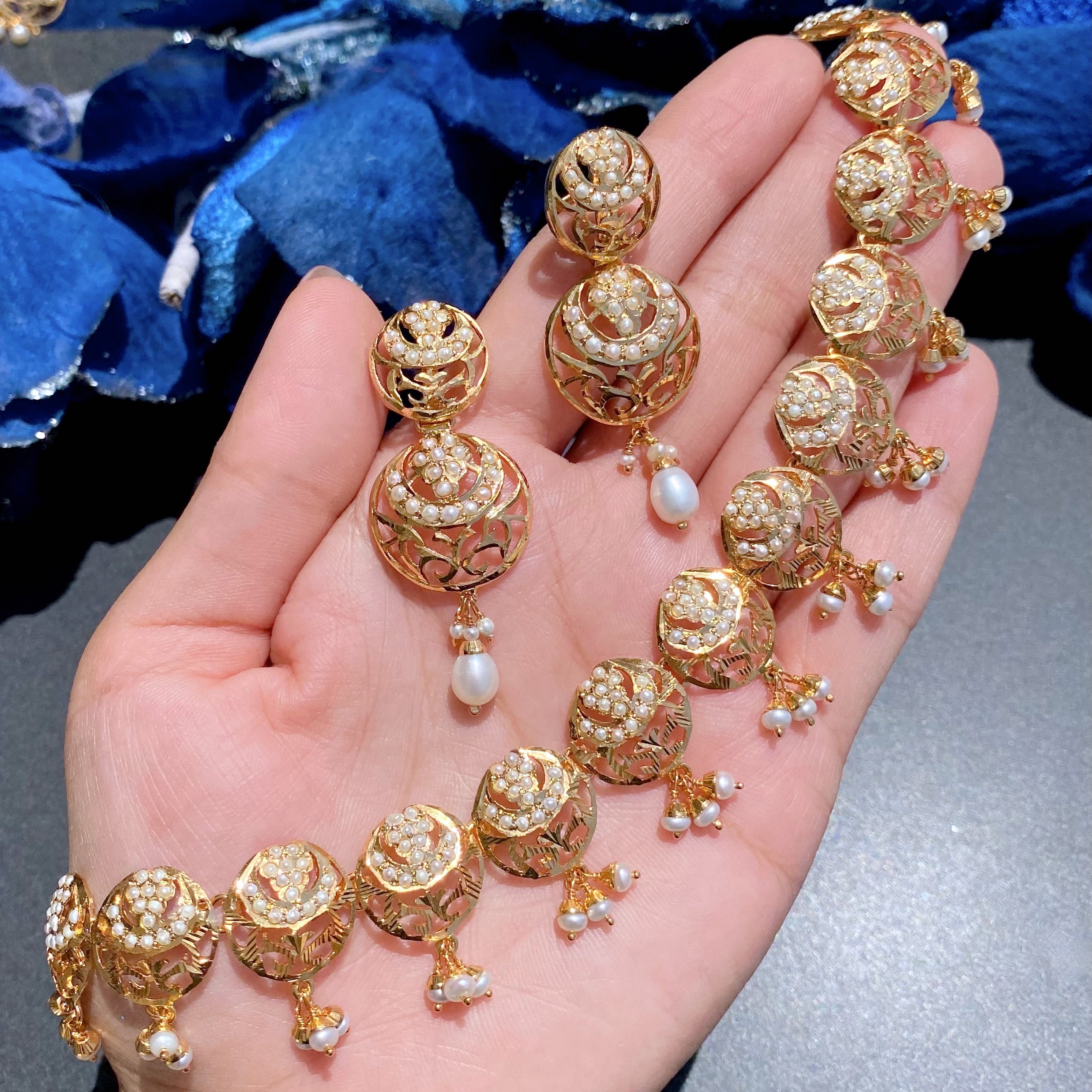 intricate necklace set with jaali work
