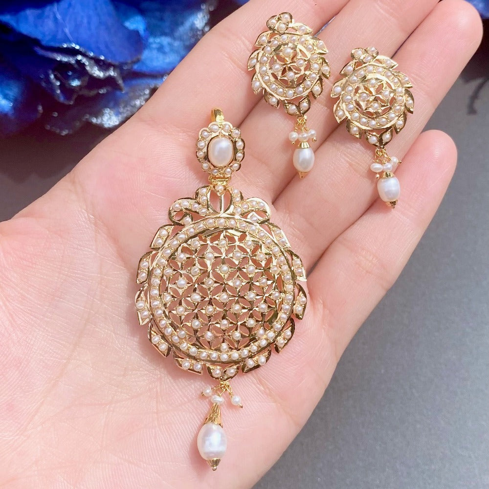 indian pearls jadau pendant set in 22k gold under 2 tola