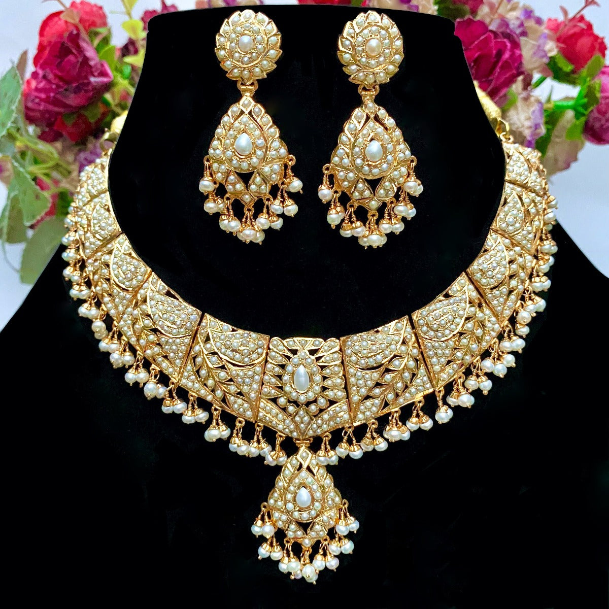 gold plated necklace set in pearls