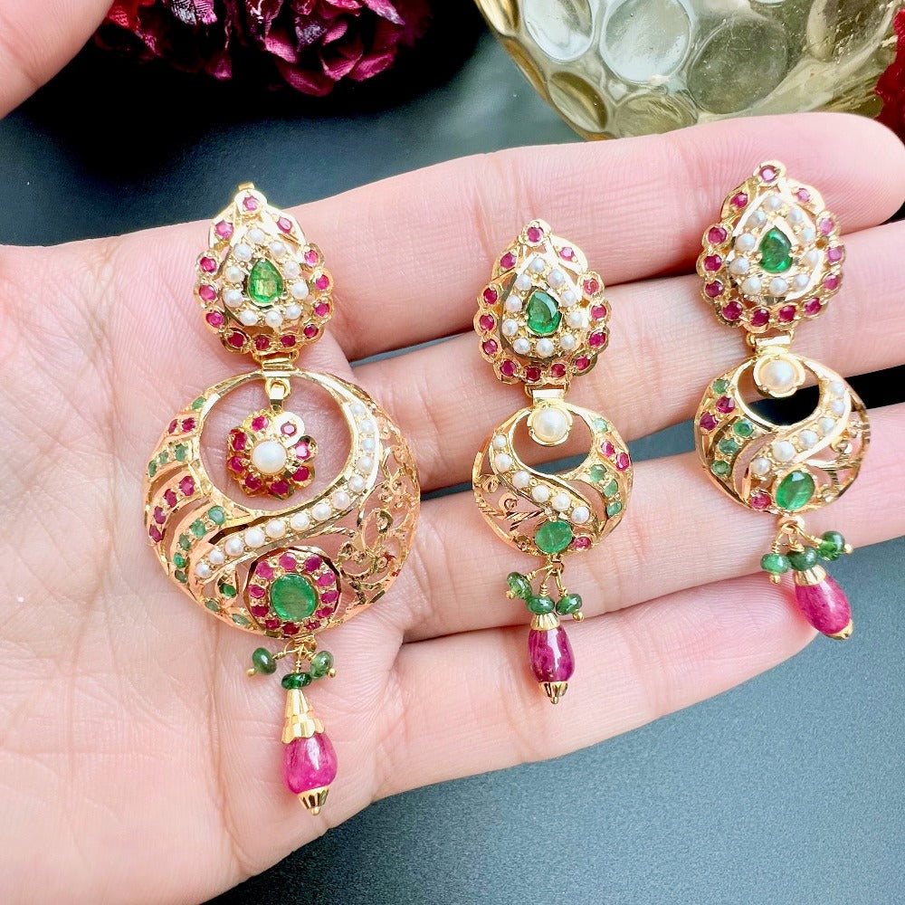 gold pendant set in multicolor