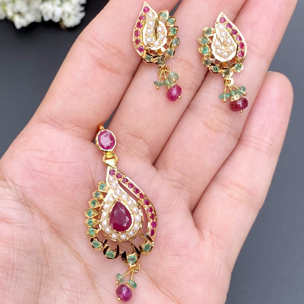 lightweight pendant set in gold tanishq