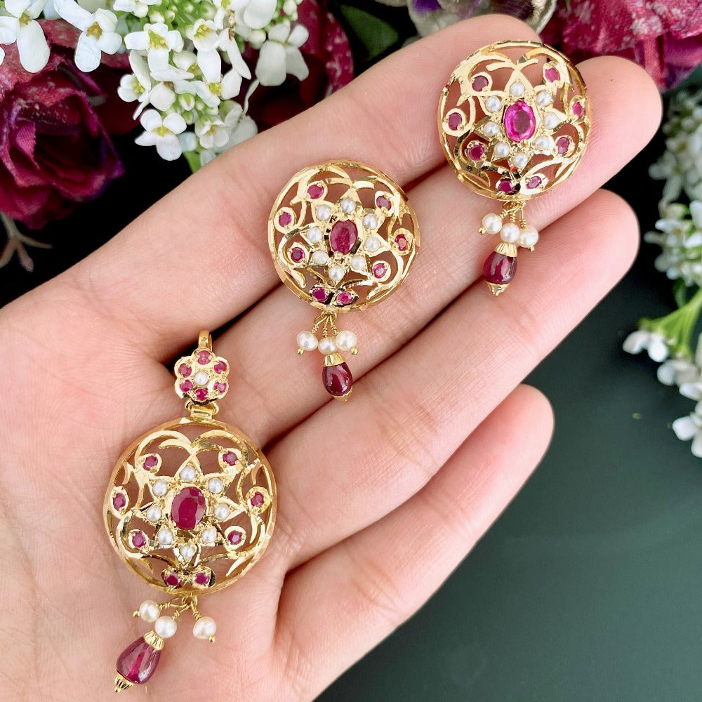 small gold pendant set