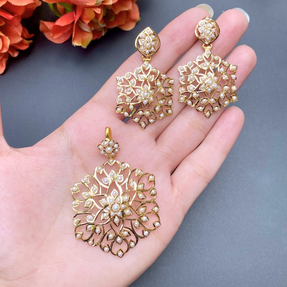 bengali design gold pendant and earrings