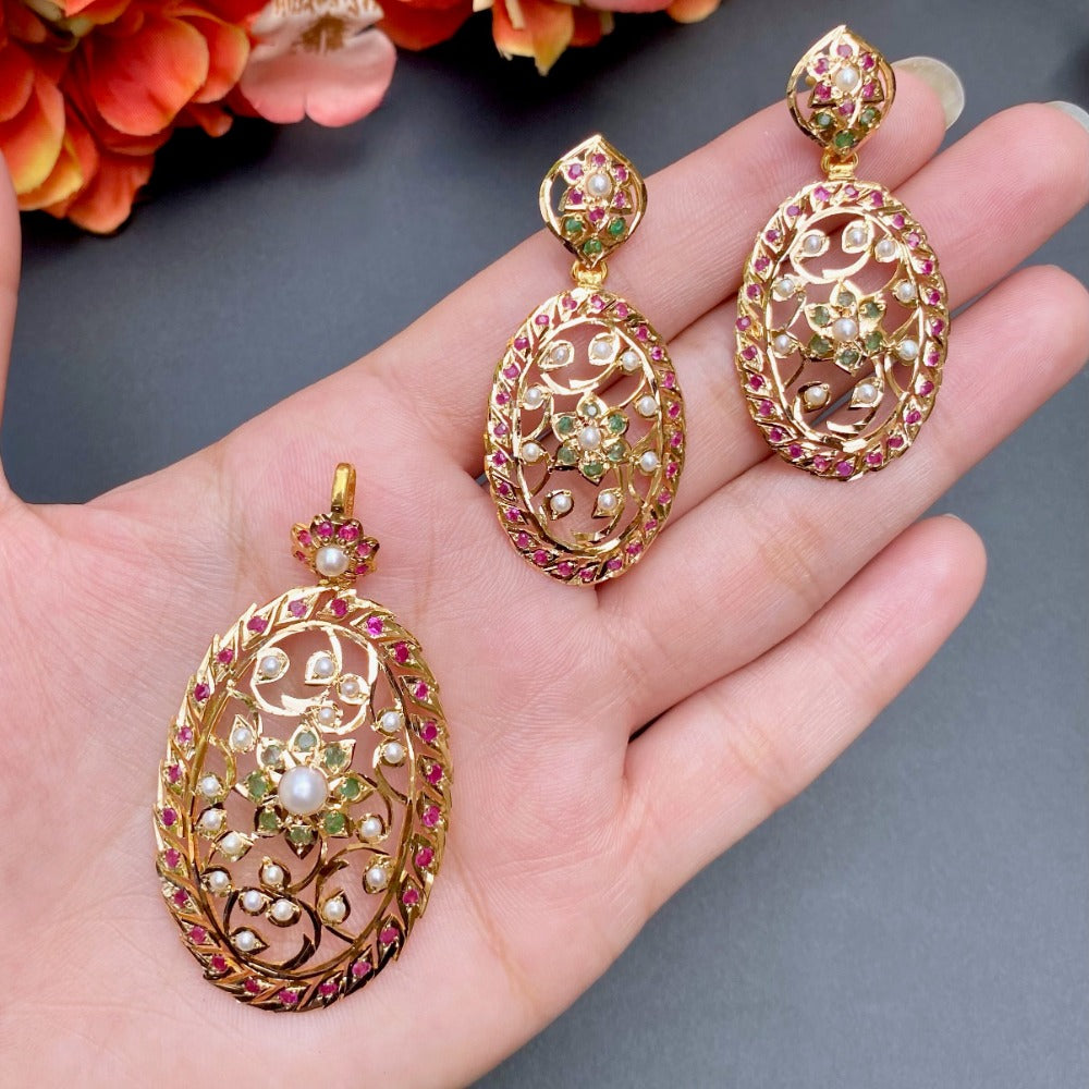 indo western bengali design pendant set in gold