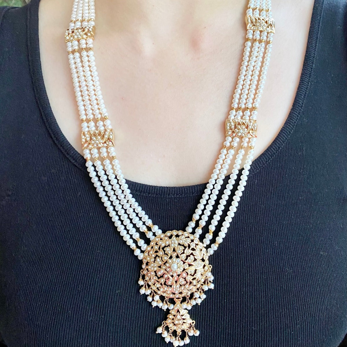 long necklace in pearls