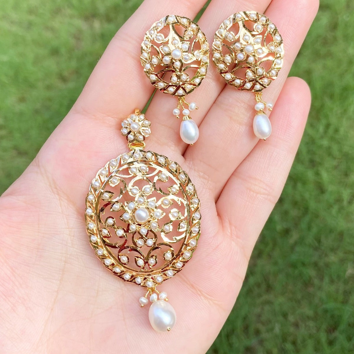 1.5 tola gold pendant set with pearls for western outfits