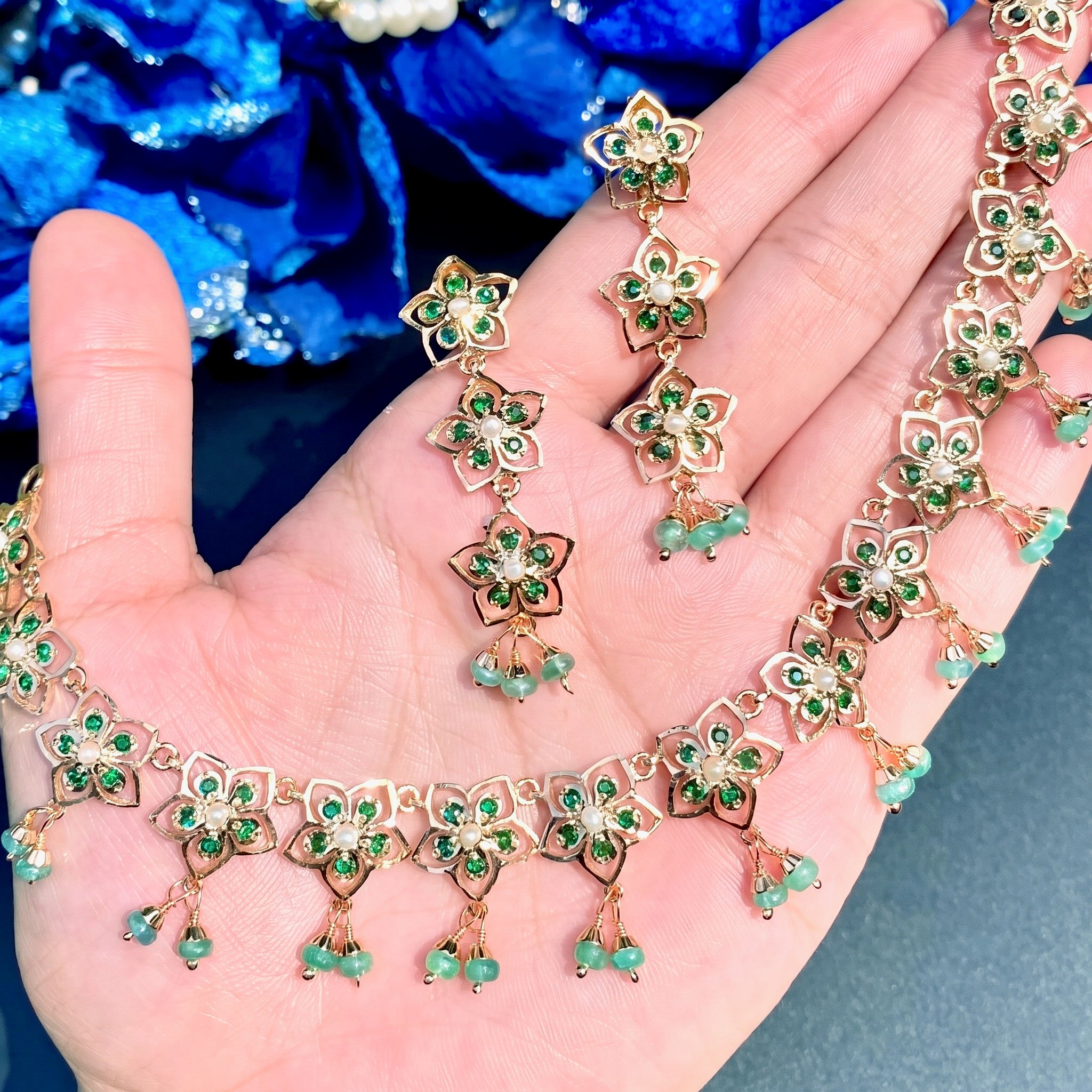 sleek indian emerald necklace