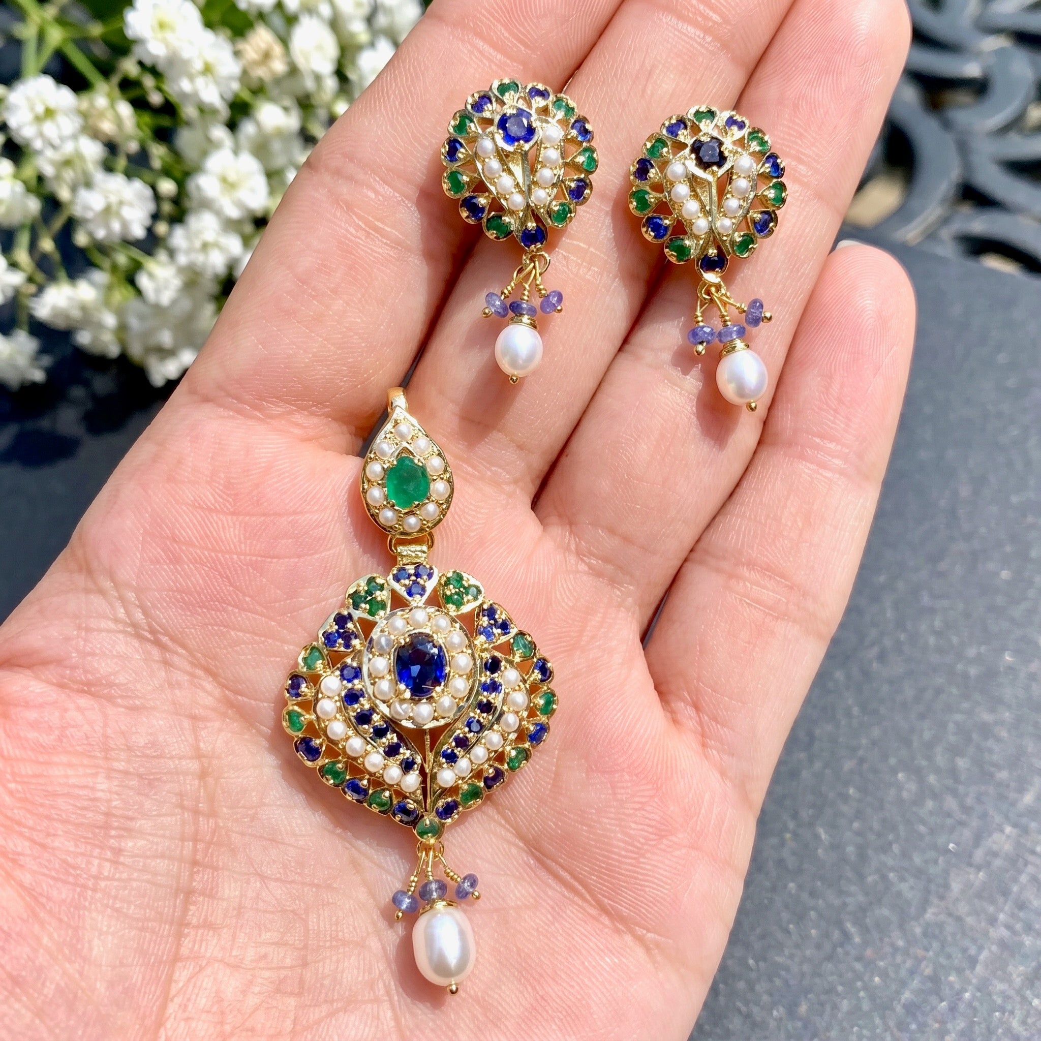 small blue sapphire emerald pendant set