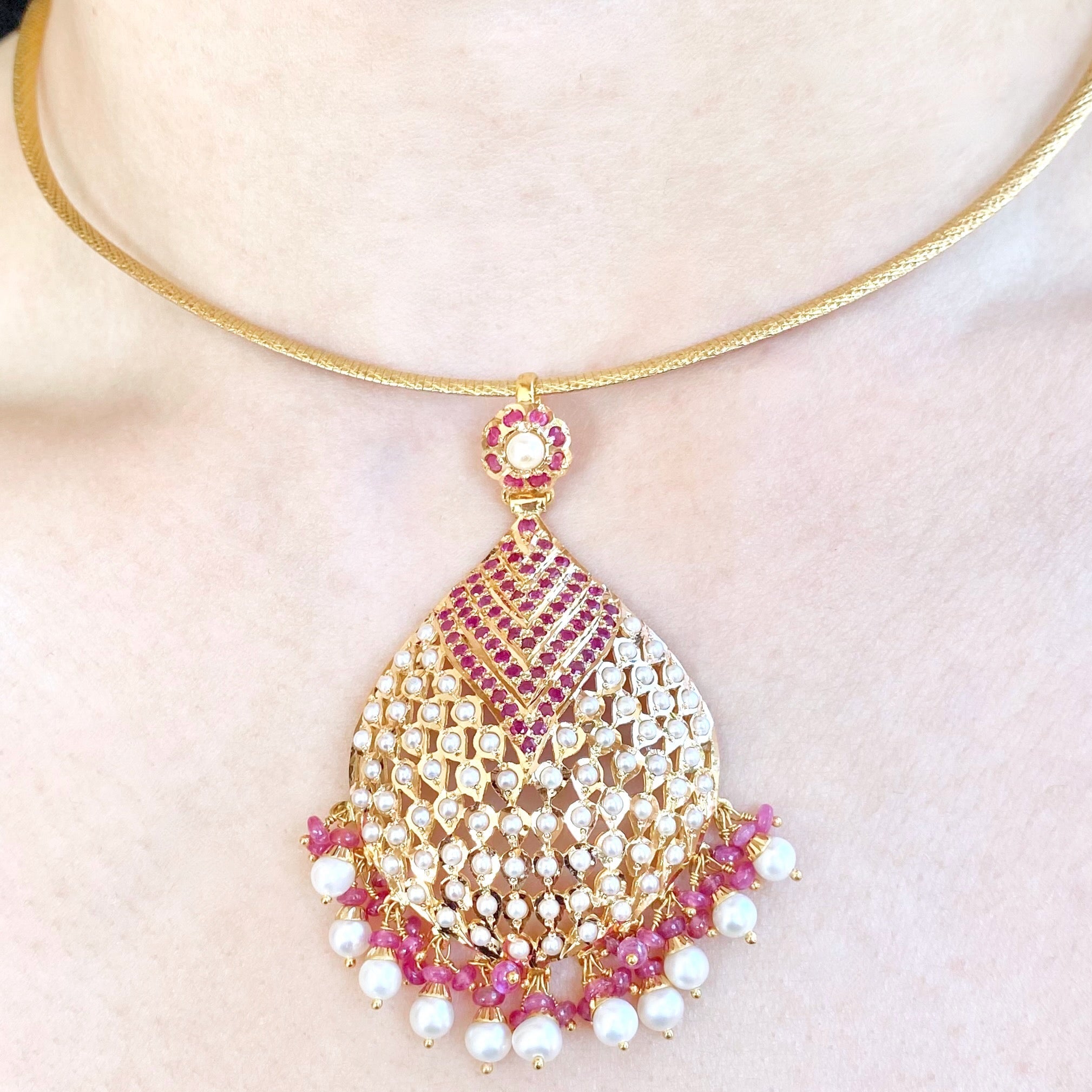 jadau pendant set on 22k gold with rubies and pearls