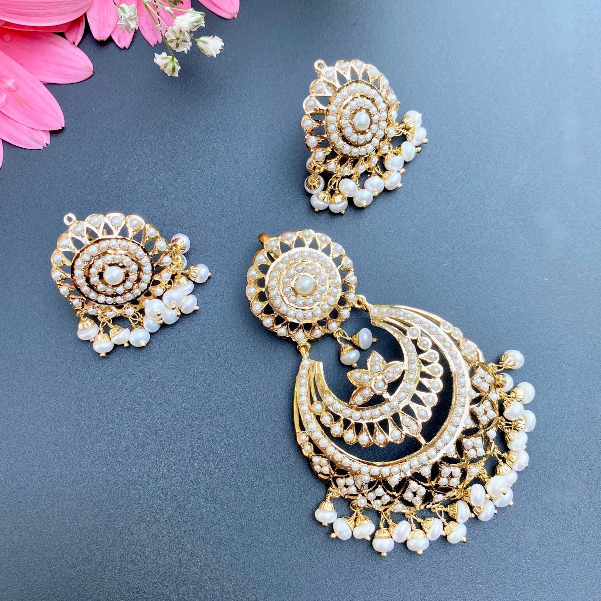 indian gold pendant set studded with pearls