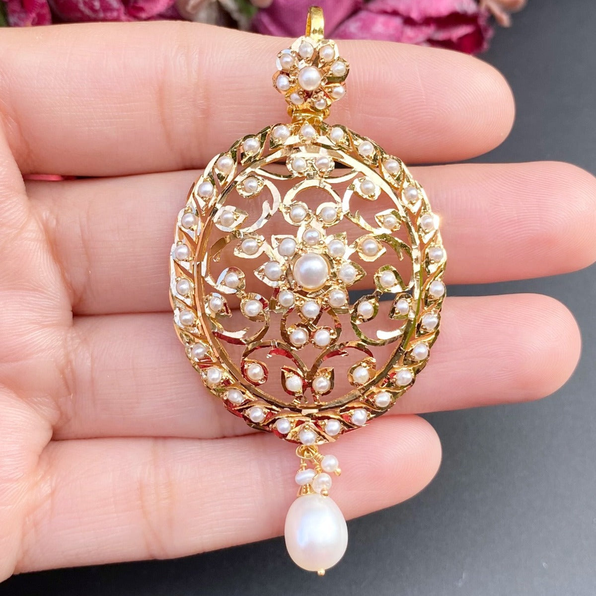 indo western pendant in pearl